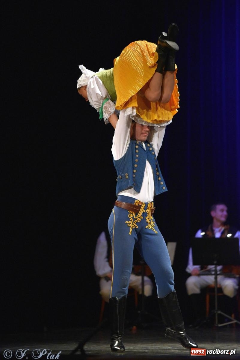 Zdjęcie w galerii na portalu naszraciborz.pl: Słowacki SĽUK. Giganci folkloru na deskach RCK [FOTO i WIDEO] wiadomości z regionu