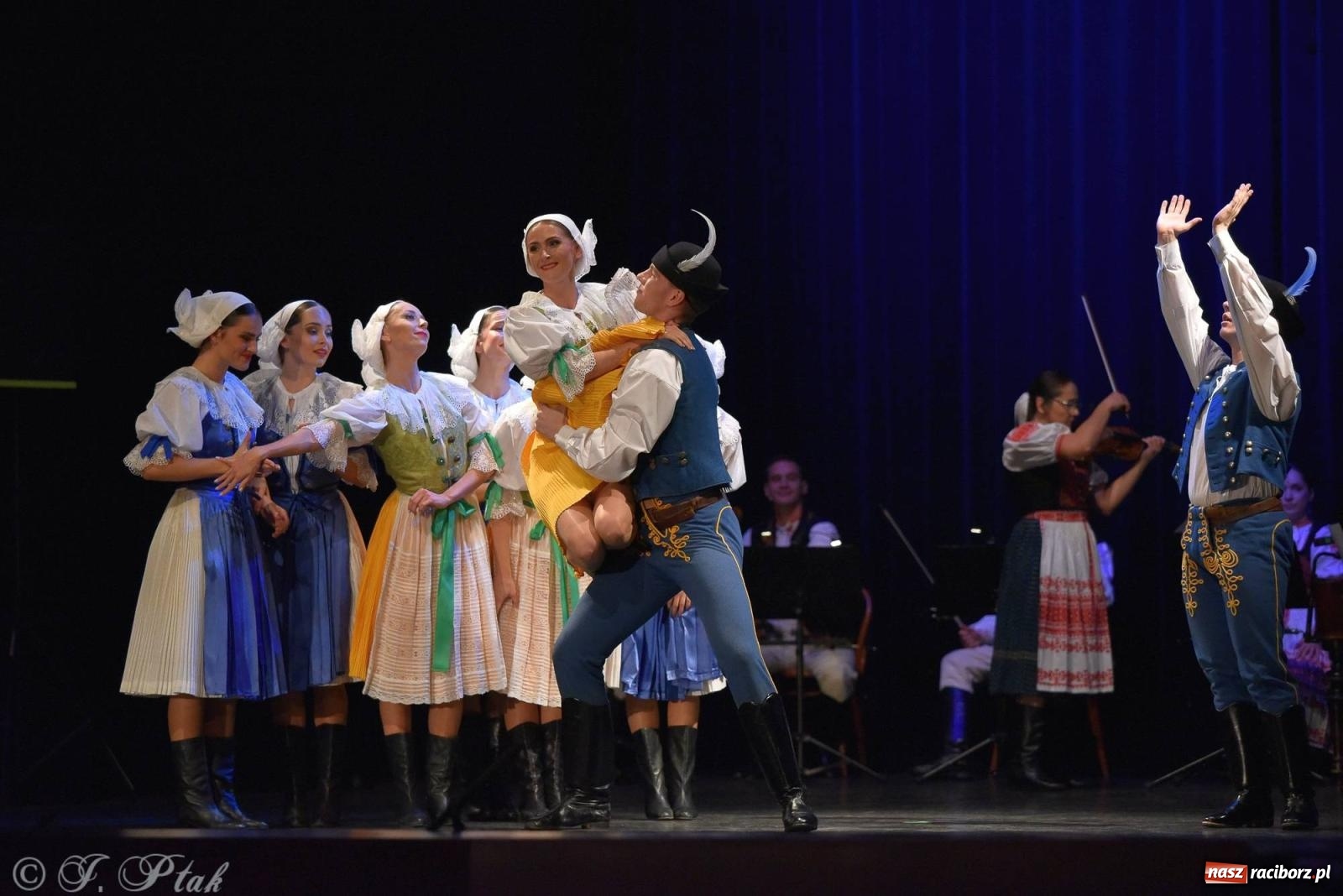 Zdjęcie w galerii na portalu naszraciborz.pl: Słowacki SĽUK. Giganci folkloru na deskach RCK [FOTO i WIDEO] wiadomości z regionu