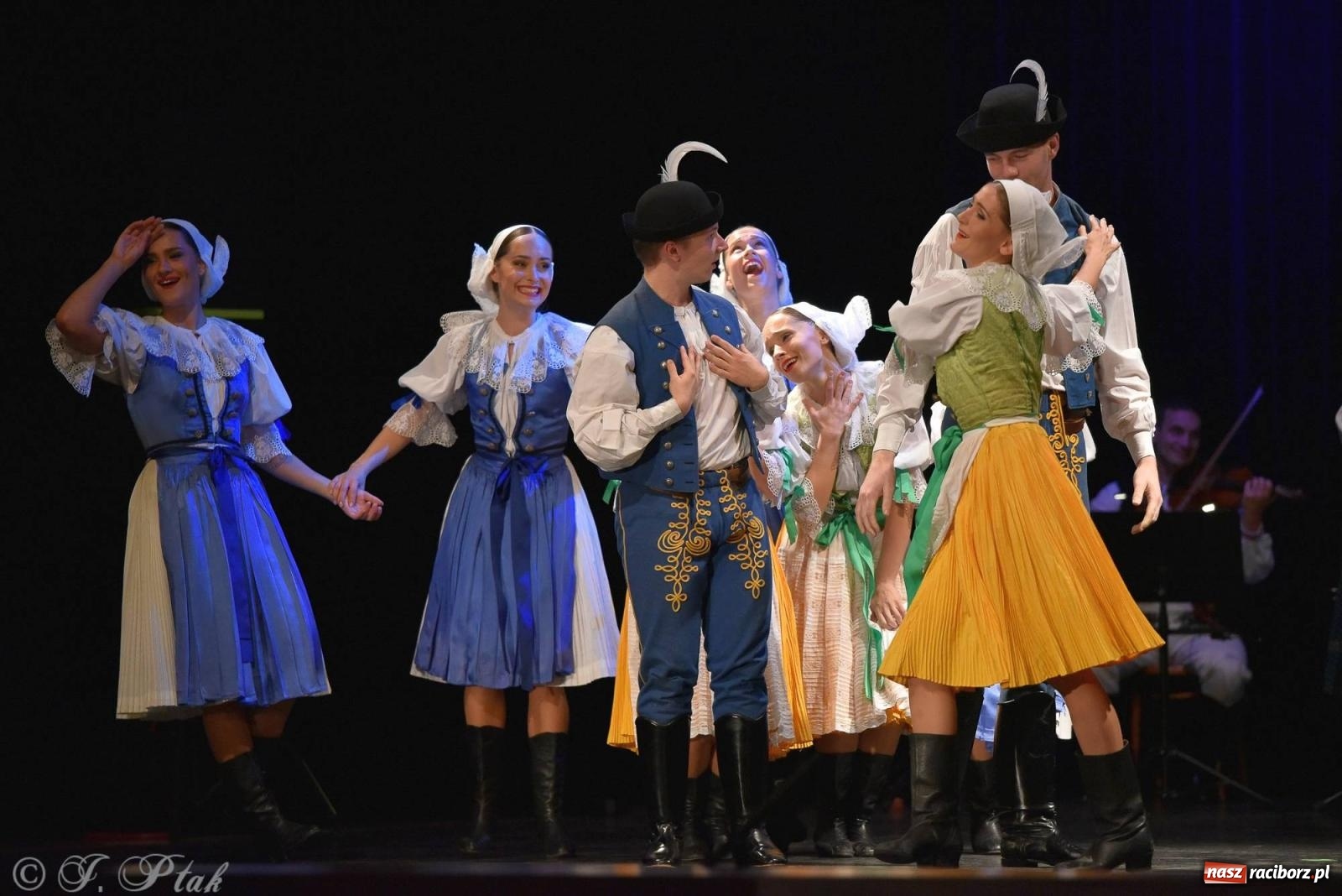 Zdjęcie w galerii na portalu naszraciborz.pl: Słowacki SĽUK. Giganci folkloru na deskach RCK [FOTO i WIDEO] wiadomości z regionu