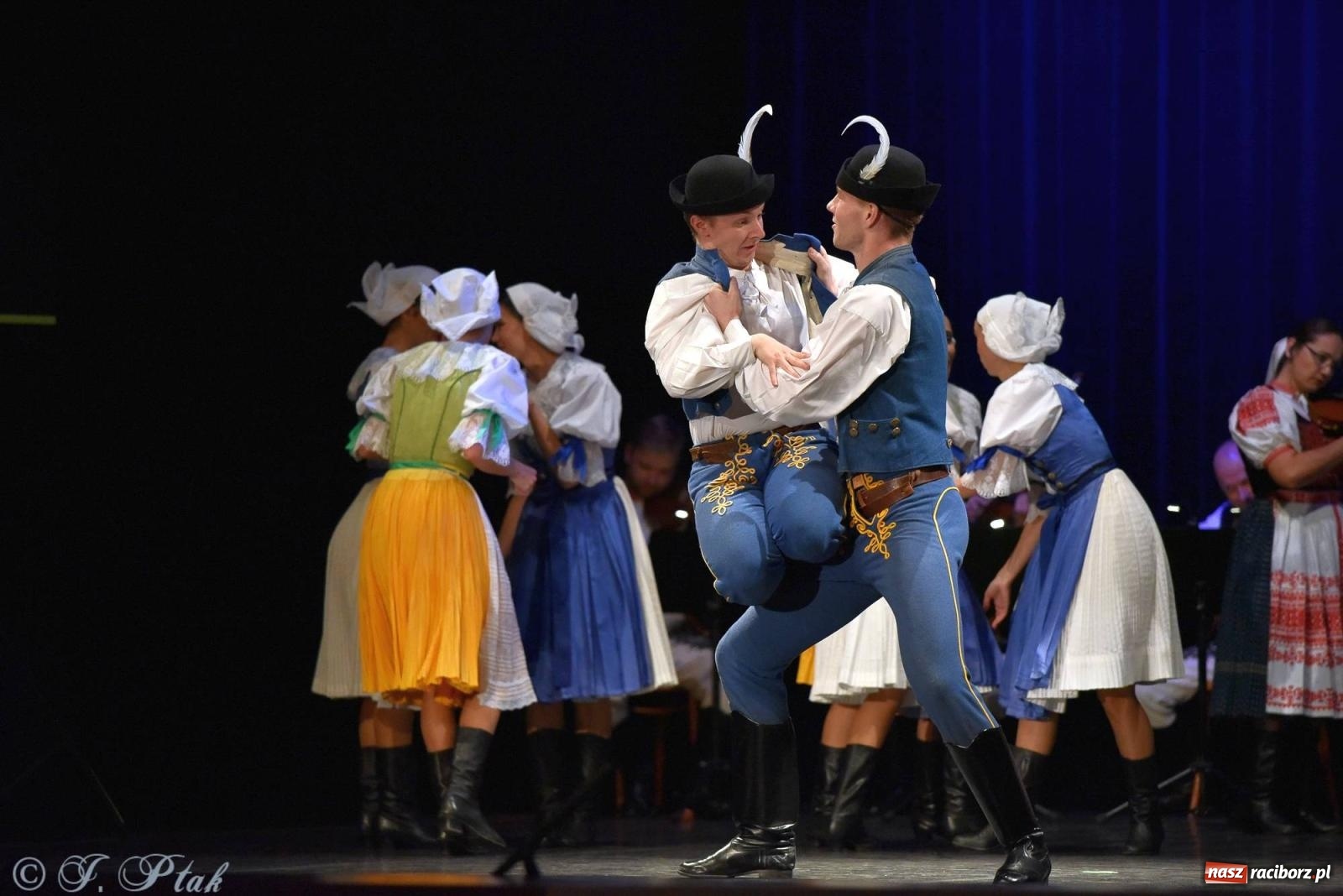 Zdjęcie w galerii na portalu naszraciborz.pl: Słowacki SĽUK. Giganci folkloru na deskach RCK [FOTO i WIDEO] wiadomości z regionu