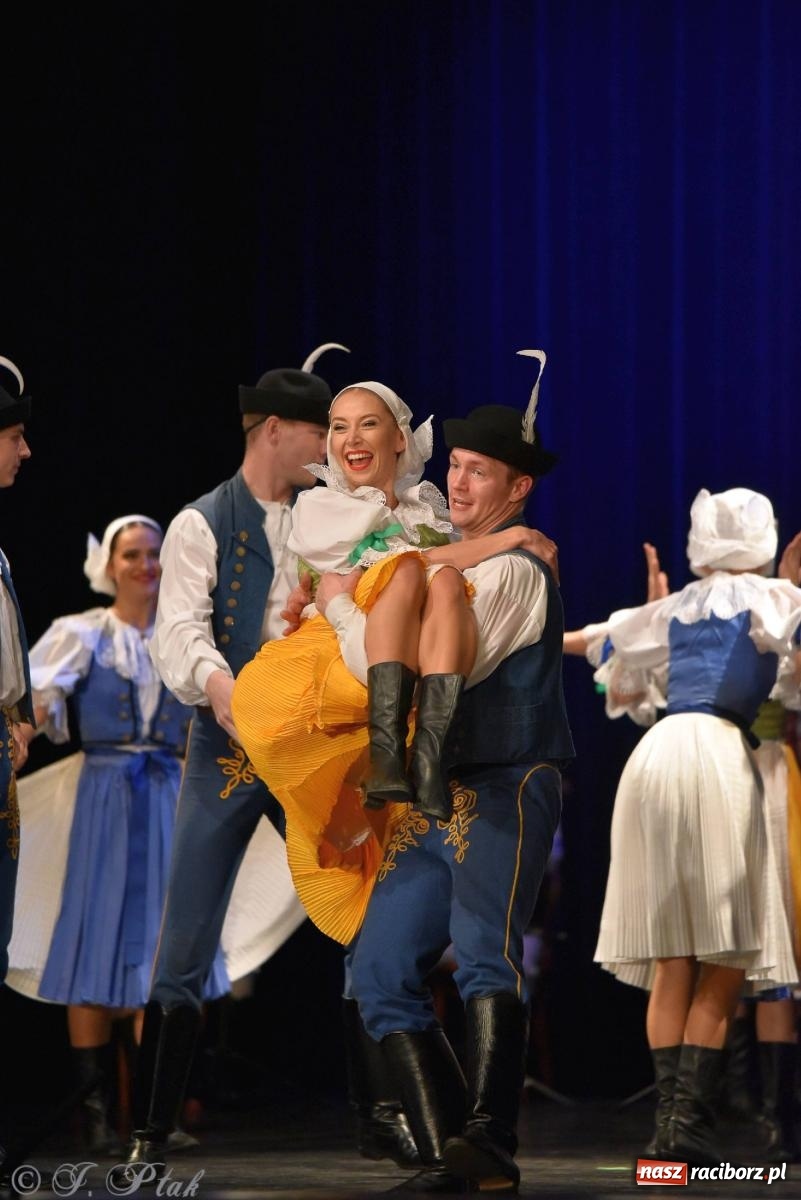 Zdjęcie w galerii na portalu naszraciborz.pl: Słowacki SĽUK. Giganci folkloru na deskach RCK [FOTO i WIDEO] wiadomości z regionu
