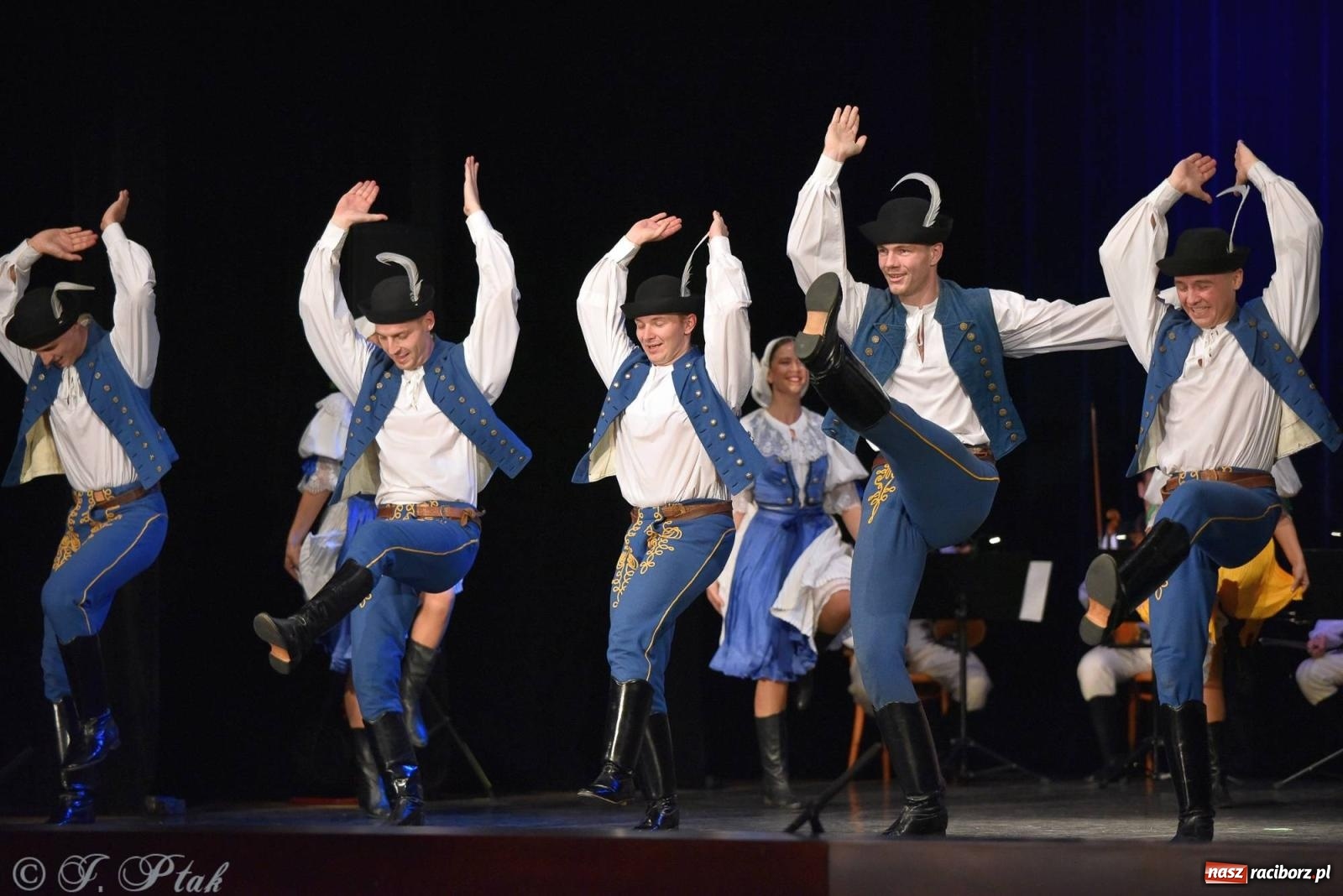 Zdjęcie w galerii na portalu naszraciborz.pl: Słowacki SĽUK. Giganci folkloru na deskach RCK [FOTO i WIDEO] wiadomości z regionu