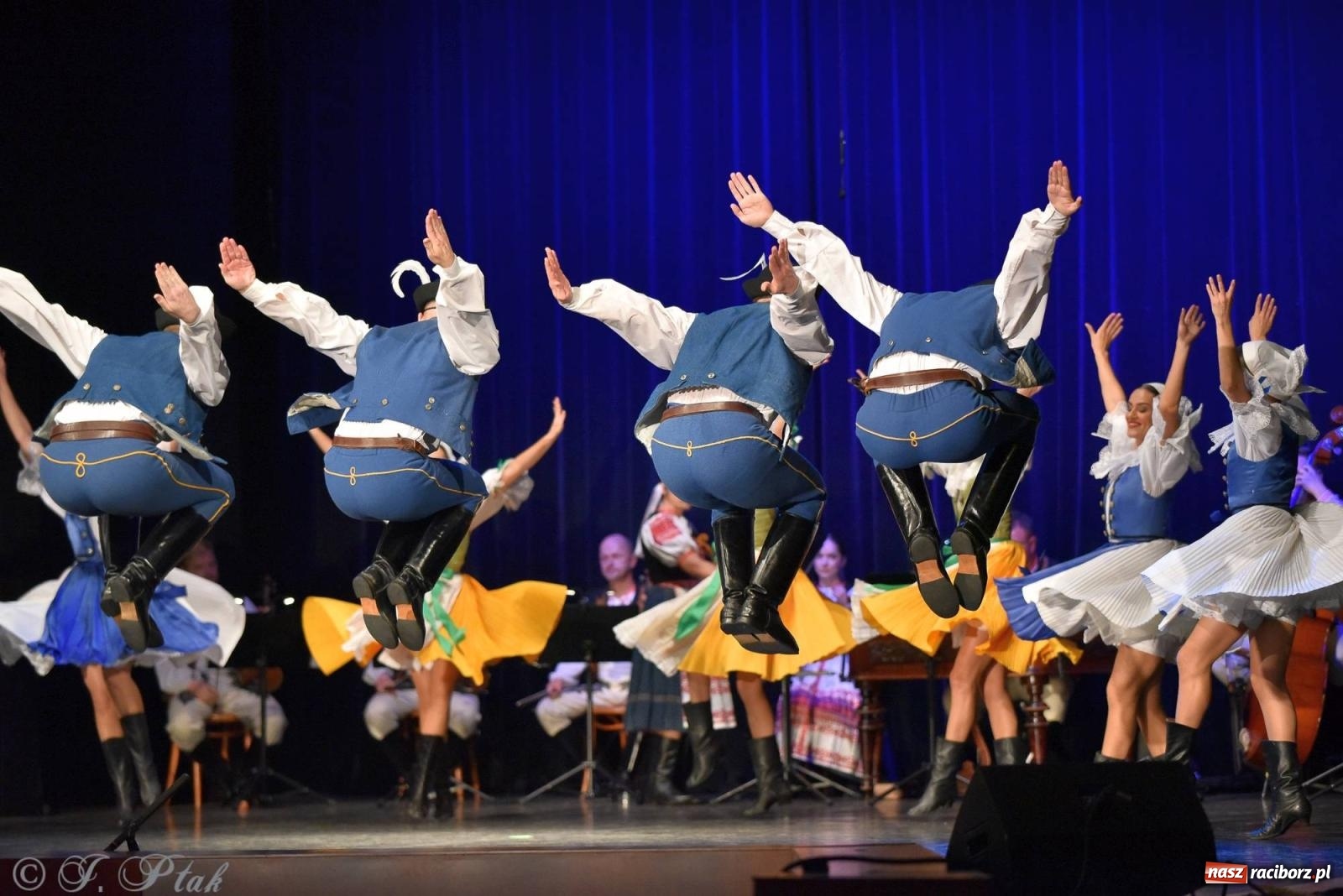 Zdjęcie w galerii na portalu naszraciborz.pl: Słowacki SĽUK. Giganci folkloru na deskach RCK [FOTO i WIDEO] wiadomości z regionu