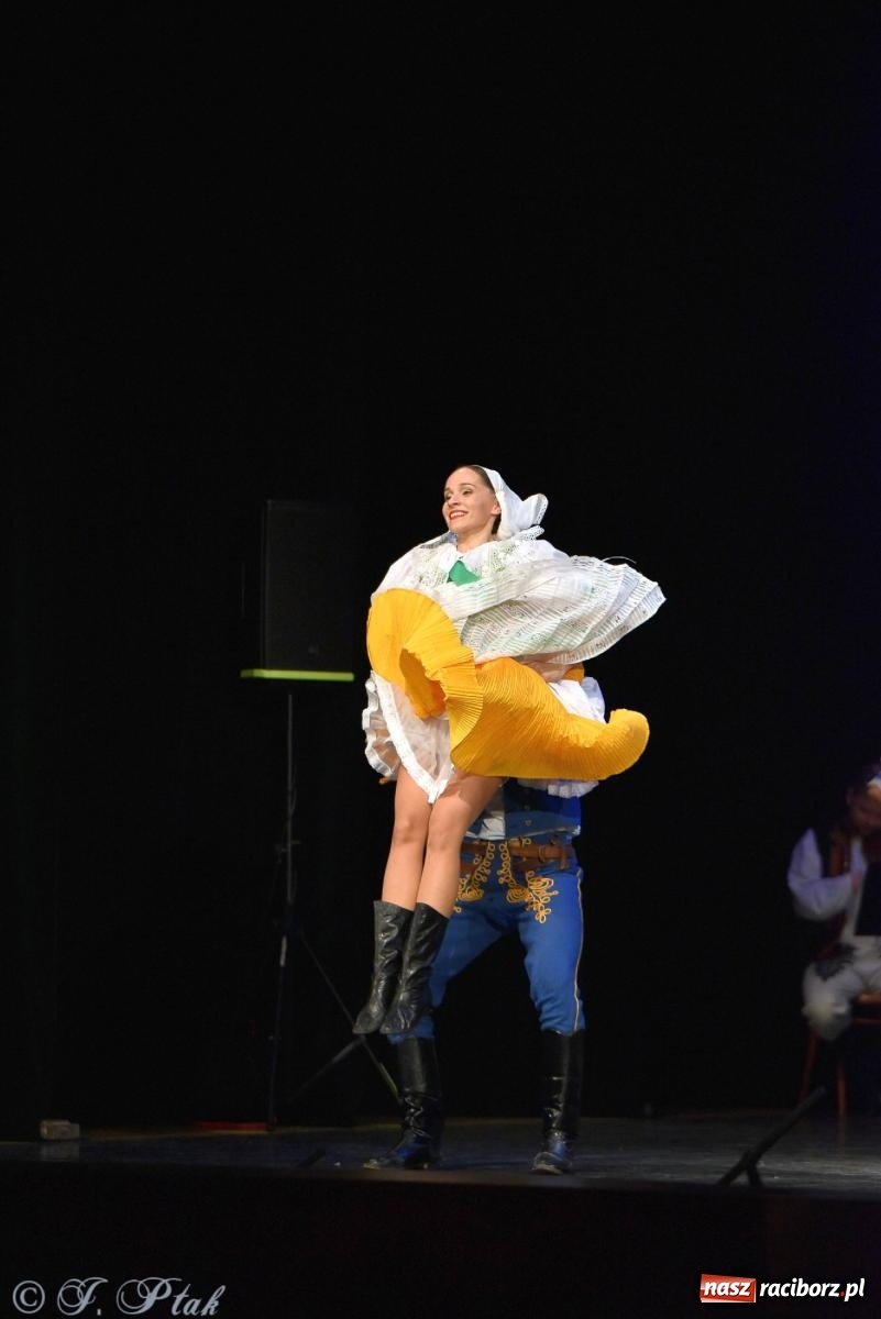 Zdjęcie w galerii na portalu naszraciborz.pl: Słowacki SĽUK. Giganci folkloru na deskach RCK [FOTO i WIDEO] wiadomości z regionu