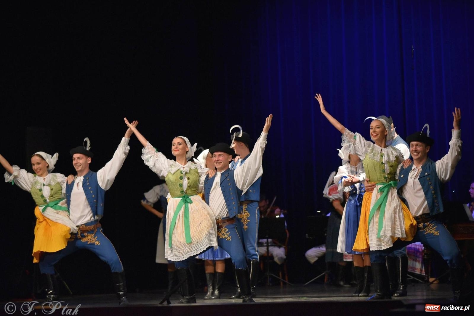 Zdjęcie w galerii na portalu naszraciborz.pl: Słowacki SĽUK. Giganci folkloru na deskach RCK [FOTO i WIDEO] wiadomości z regionu