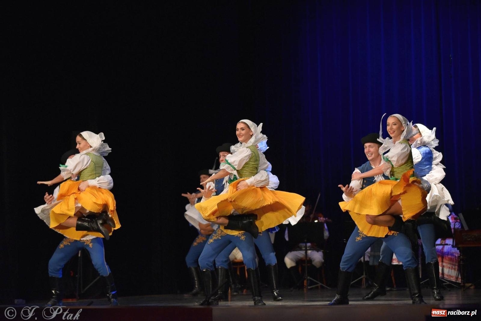 Zdjęcie w galerii na portalu naszraciborz.pl: Słowacki SĽUK. Giganci folkloru na deskach RCK [FOTO i WIDEO] wiadomości z regionu