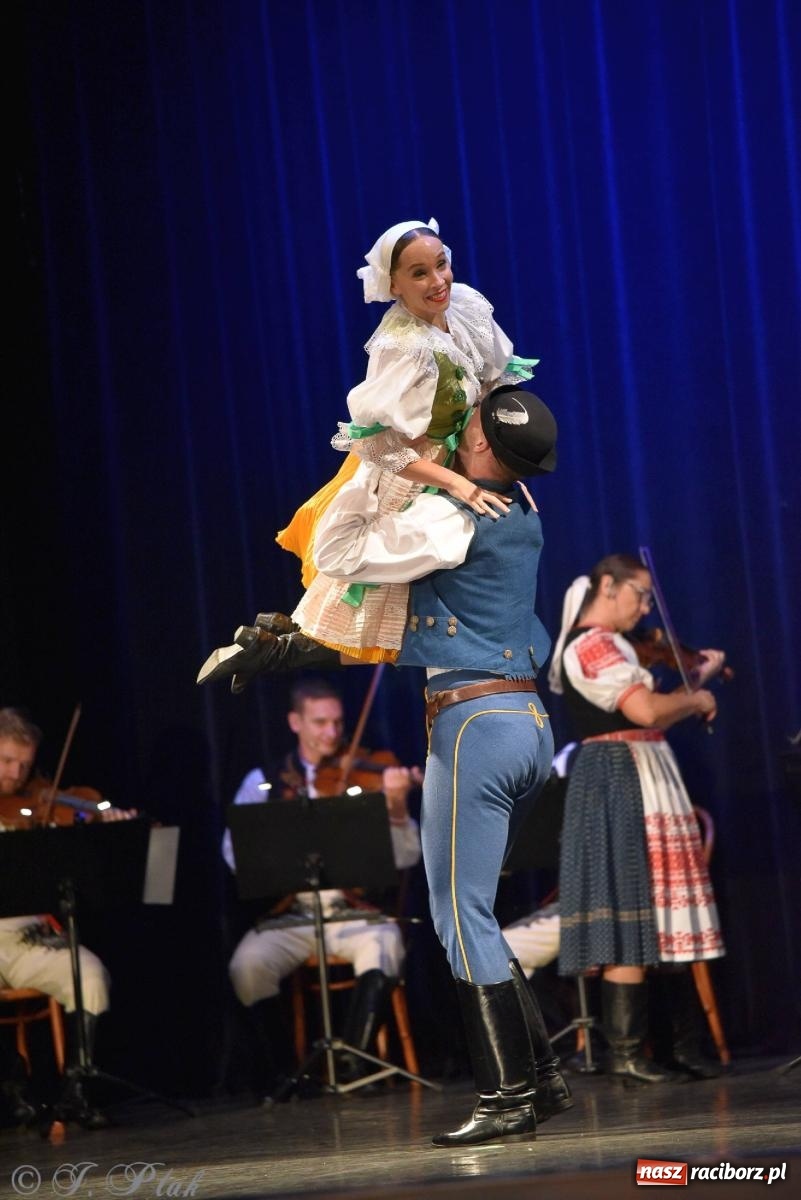 Zdjęcie w galerii na portalu naszraciborz.pl: Słowacki SĽUK. Giganci folkloru na deskach RCK [FOTO i WIDEO] wiadomości z regionu
