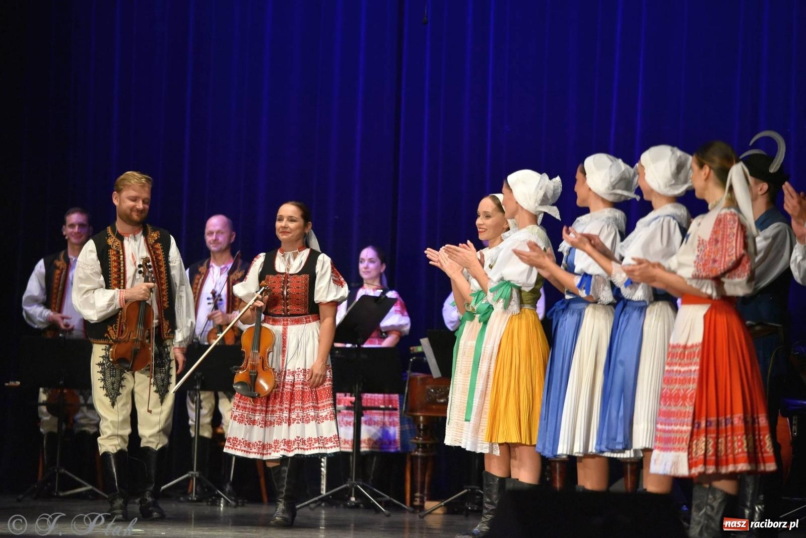 Zdjęcie w galerii na portalu naszraciborz.pl: Słowacki SĽUK. Giganci folkloru na deskach RCK [FOTO i WIDEO] wiadomości z regionu
