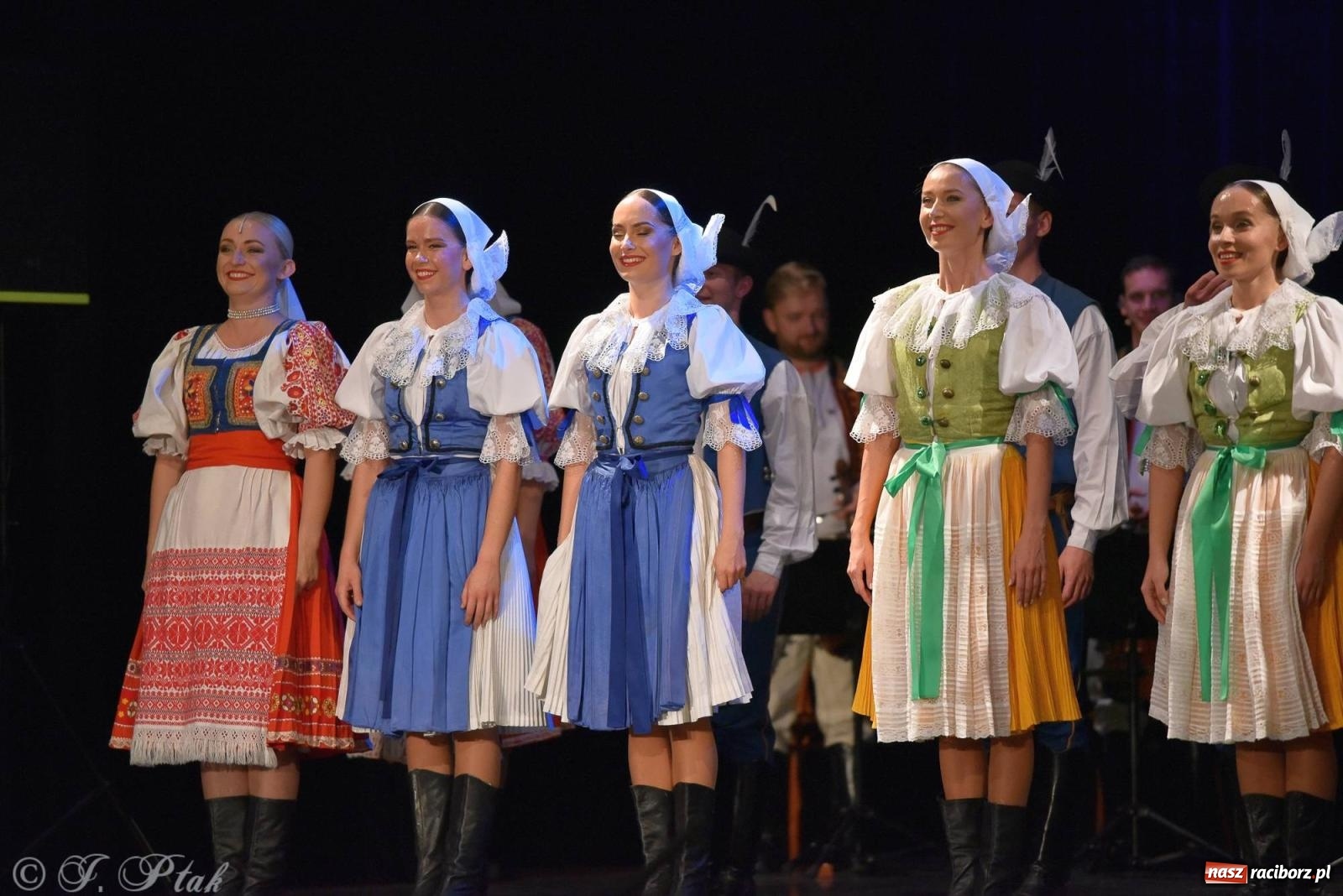 Zdjęcie w galerii na portalu naszraciborz.pl: Słowacki SĽUK. Giganci folkloru na deskach RCK [FOTO i WIDEO] wiadomości z regionu