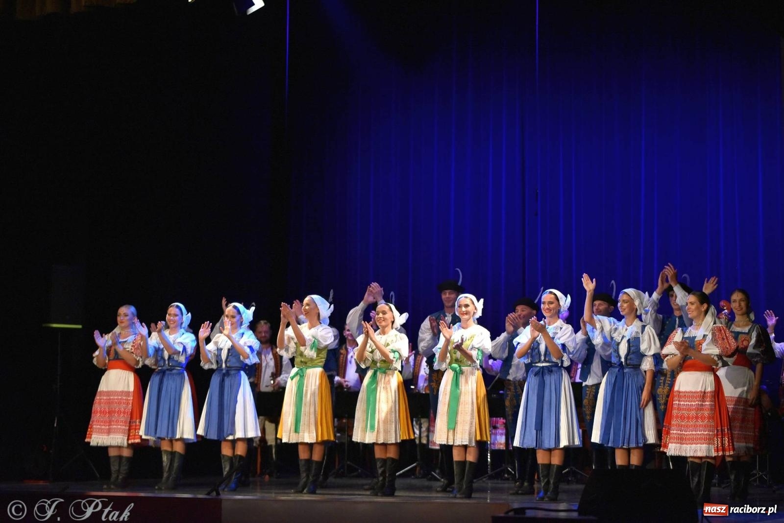 Zdjęcie w galerii na portalu naszraciborz.pl: Słowacki SĽUK. Giganci folkloru na deskach RCK [FOTO i WIDEO] wiadomości z regionu