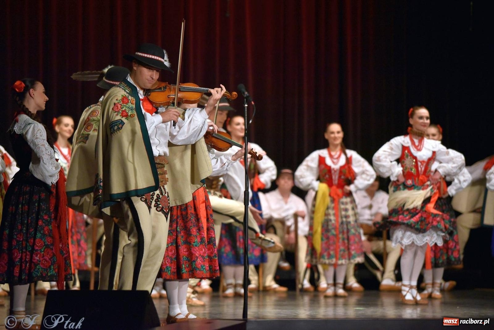 Zdjęcie w galerii na portalu naszraciborz.pl: Siedem dekad ze Śląskiem. Koncert w Raciborzu [FOTO i WIDEO] wiadomości z regionu