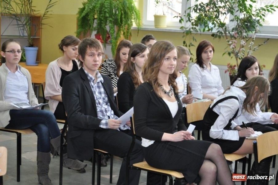 Zdjęcie w galerii na portalu naszraciborz.pl: Wśród recytujących nie brakuje perełek wiadomości z regionu