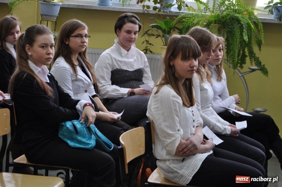 Zdjęcie w galerii na portalu naszraciborz.pl: Wśród recytujących nie brakuje perełek wiadomości z regionu