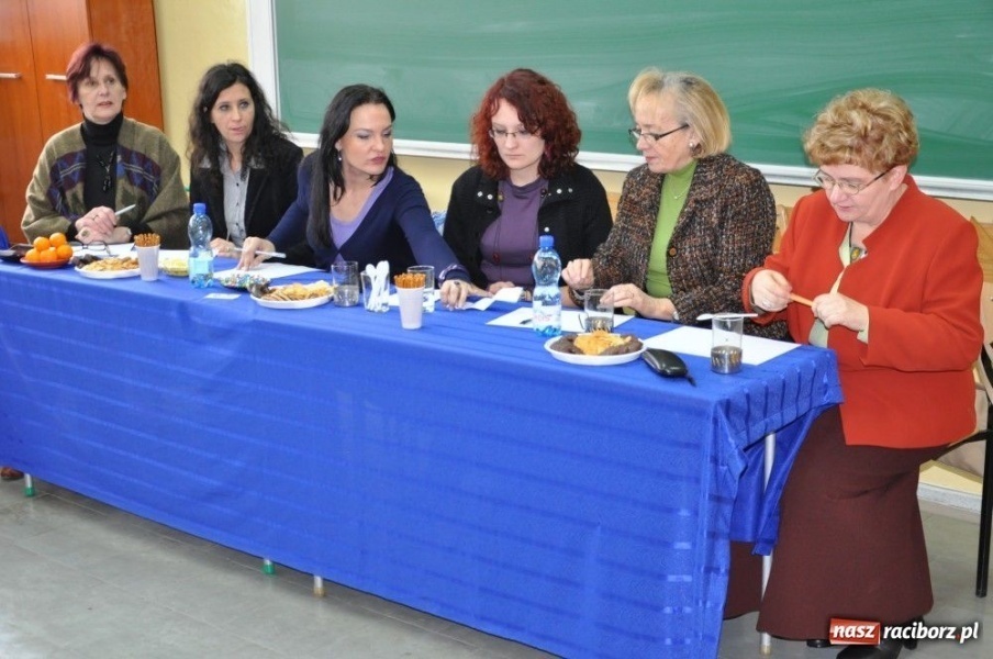 Zdjęcie w galerii na portalu naszraciborz.pl: Wśród recytujących nie brakuje perełek wiadomości z regionu