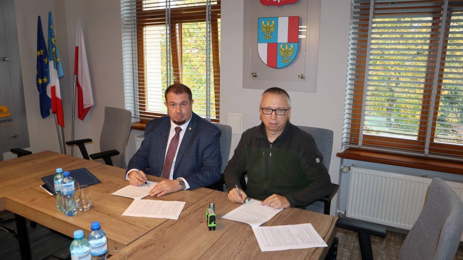 Zdjęcie w galerii na portalu naszraciborz.pl: Umowa na drogę w Grzegorzowicach podpisana wiadomości z regionu