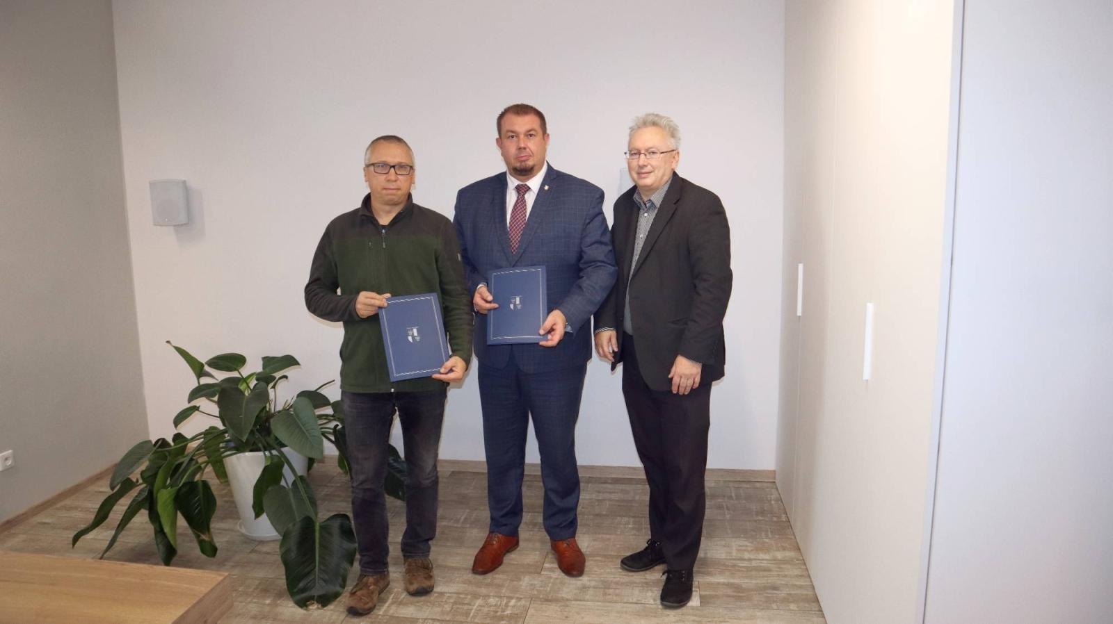 Zdjęcie w galerii na portalu naszraciborz.pl: Umowa na drogę w Grzegorzowicach podpisana wiadomości z regionu