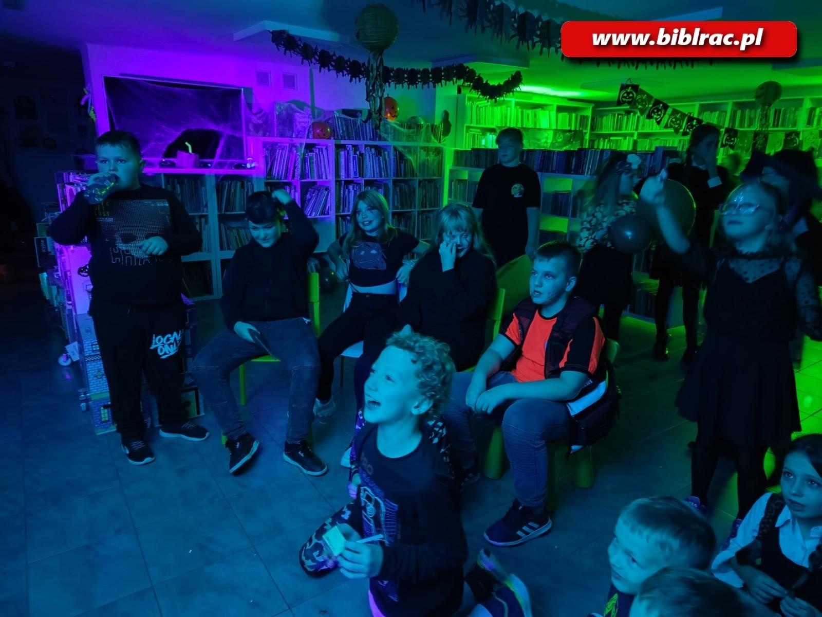 Zdjęcie w galerii na portalu naszraciborz.pl: Czytanie w ciemnościach w bibliotece w Brzeziu wiadomości z regionu