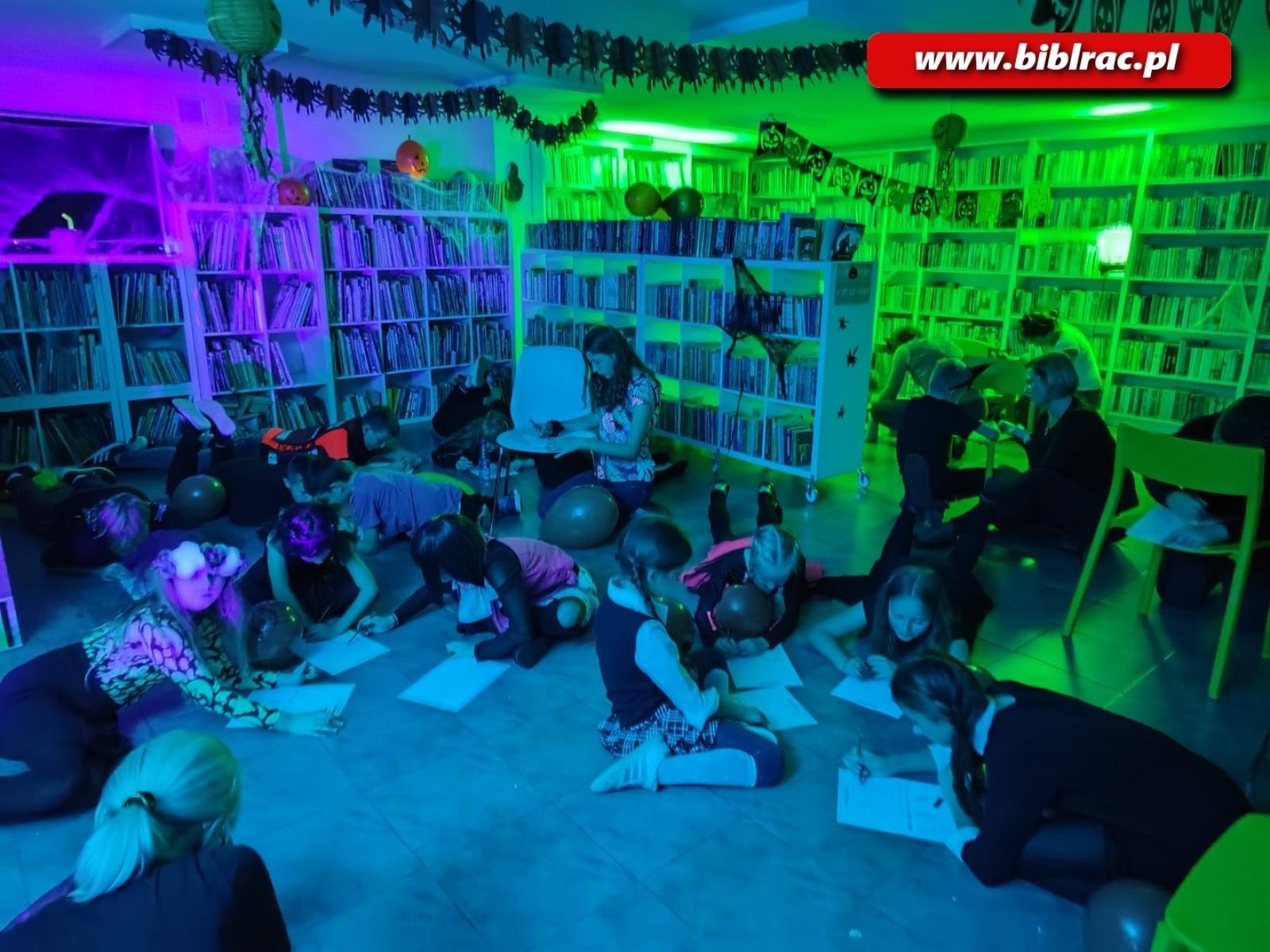 Zdjęcie w galerii na portalu naszraciborz.pl: Czytanie w ciemnościach w bibliotece w Brzeziu wiadomości z regionu