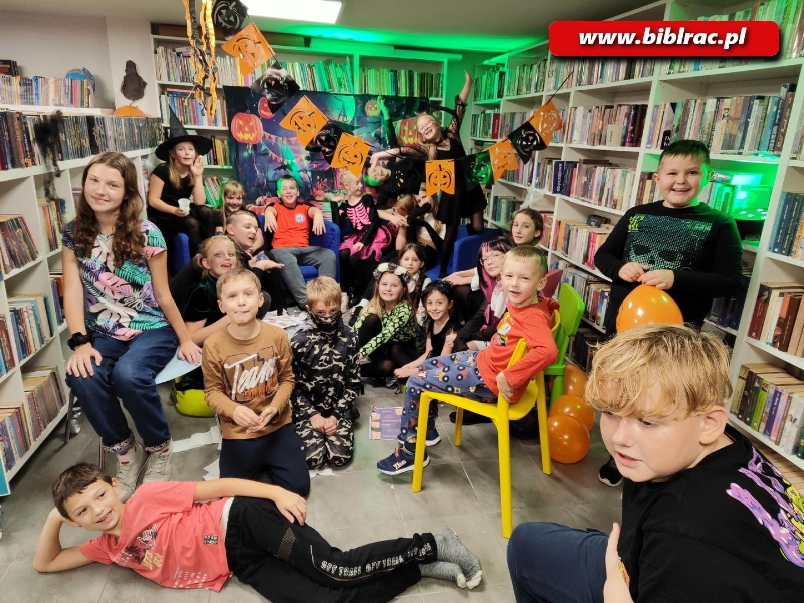 Zdjęcie w galerii na portalu naszraciborz.pl: Czytanie w ciemnościach w bibliotece w Brzeziu wiadomości z regionu