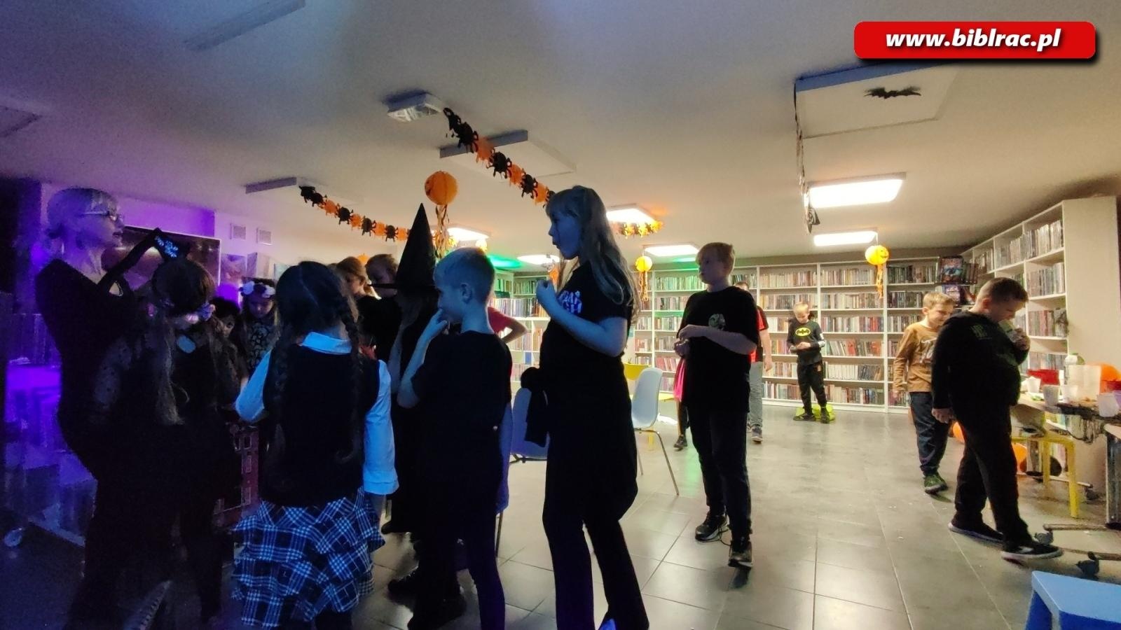 Zdjęcie w galerii na portalu naszraciborz.pl: Czytanie w ciemnościach w bibliotece w Brzeziu wiadomości z regionu