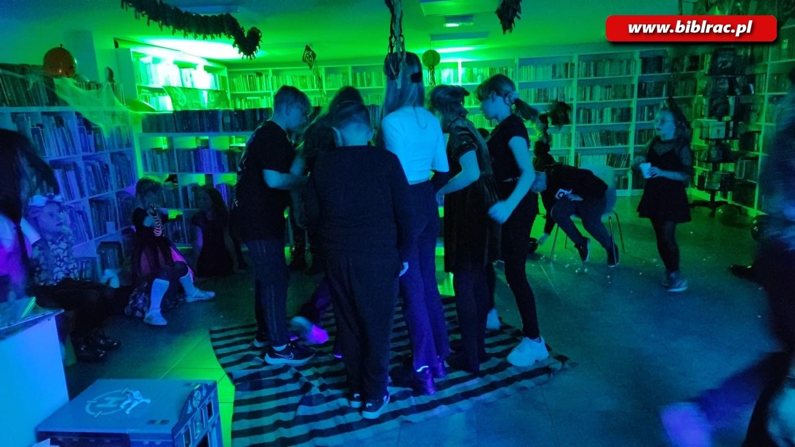 Zdjęcie w galerii na portalu naszraciborz.pl: Czytanie w ciemnościach w bibliotece w Brzeziu wiadomości z regionu