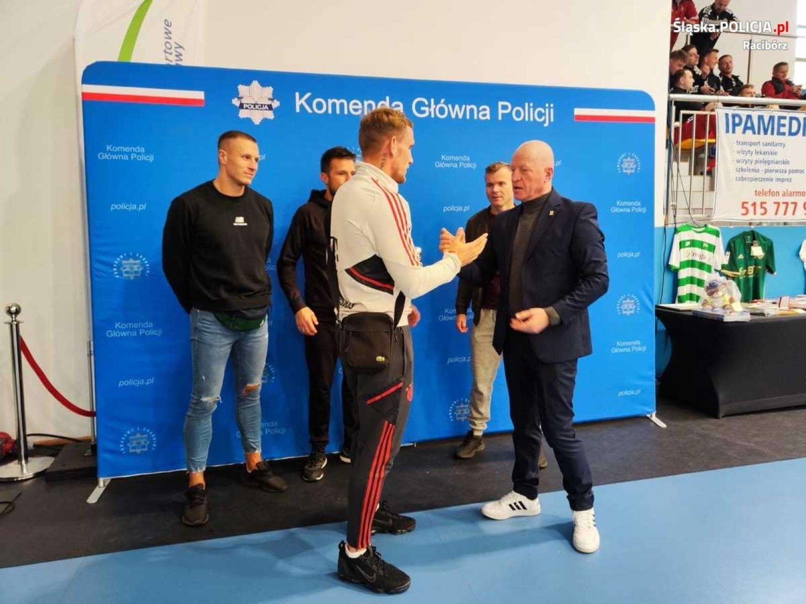 Zdjęcie w galerii na portalu naszraciborz.pl: Raciborscy policjanci zagrali w charytatywnym turnieju wiadomości z regionu