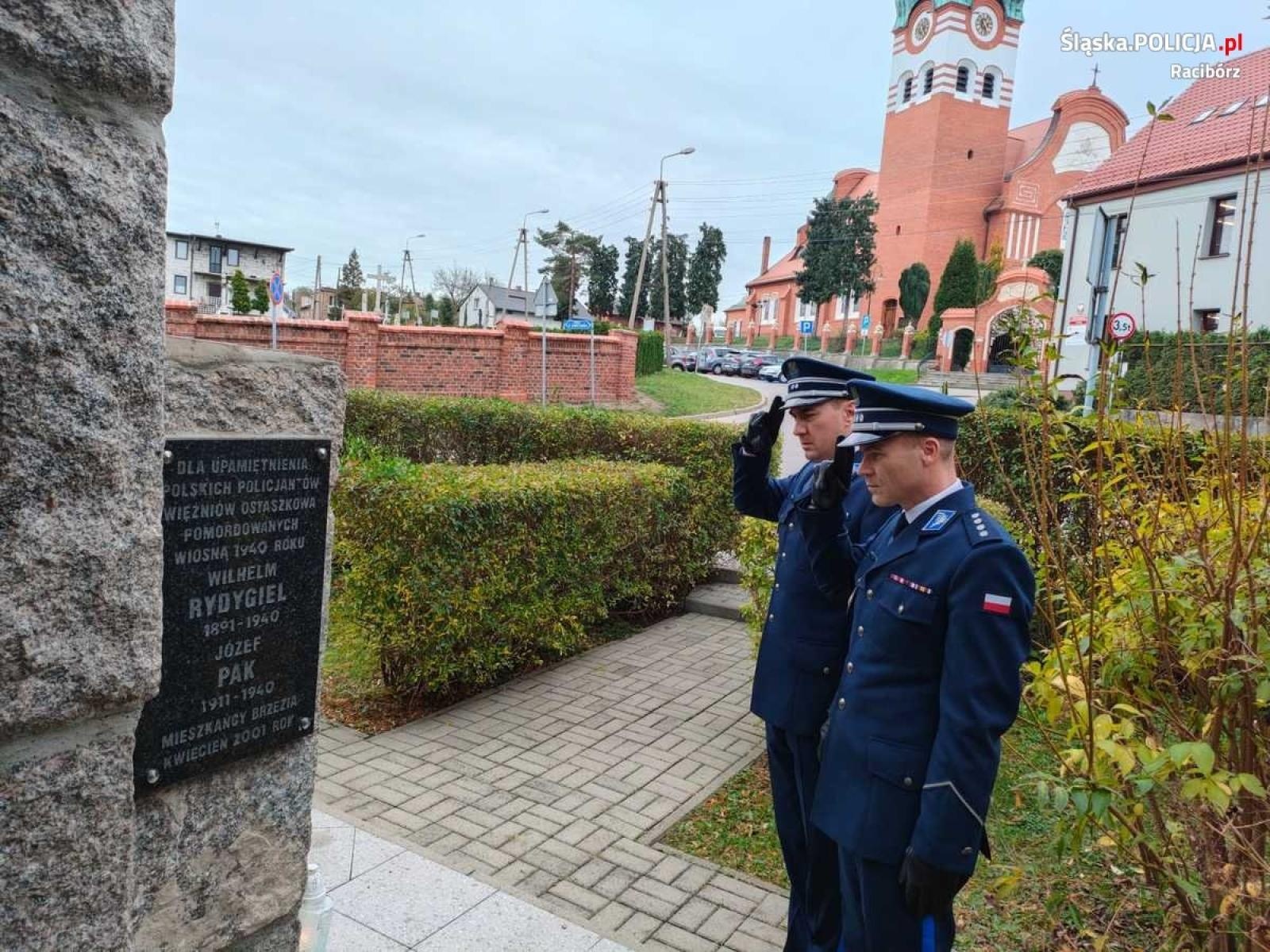 Zdjęcie w galerii na portalu naszraciborz.pl: Komendanci oddali hołd poległym policjantom wiadomości z regionu