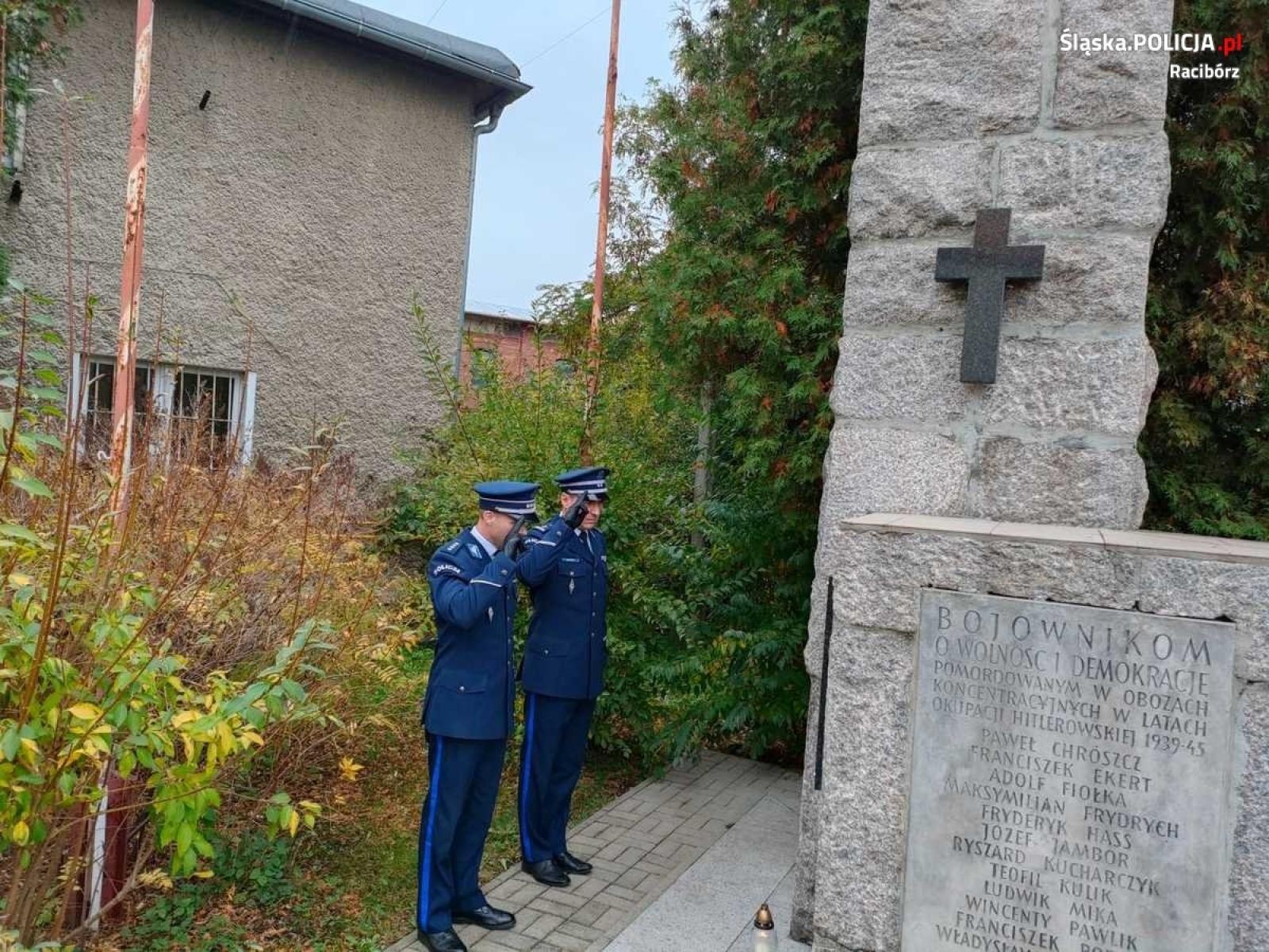 Zdjęcie w galerii na portalu naszraciborz.pl: Komendanci oddali hołd poległym policjantom wiadomości z regionu