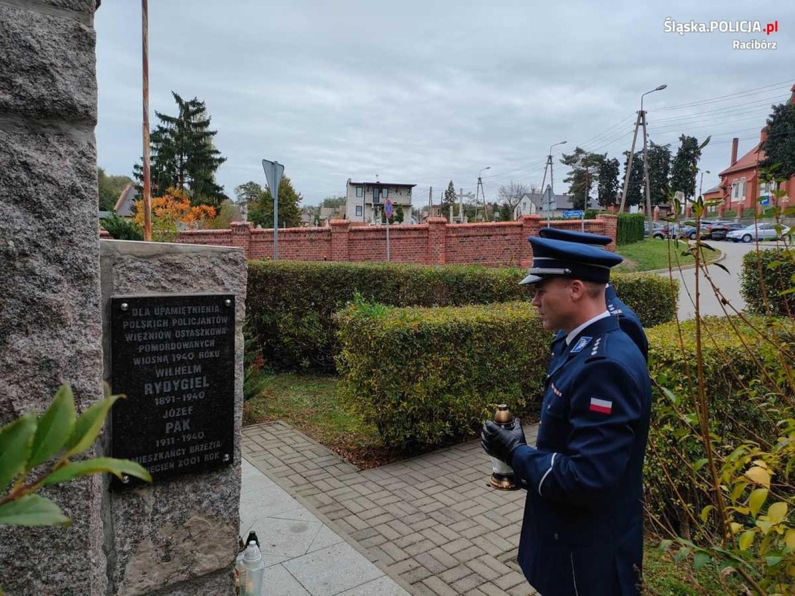 Zdjęcie w galerii na portalu naszraciborz.pl: Komendanci oddali hołd poległym policjantom wiadomości z regionu