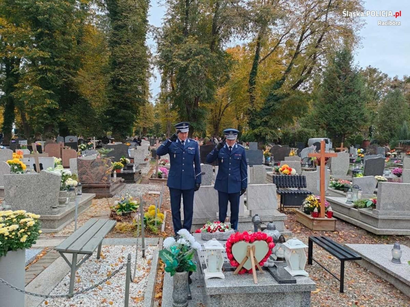 Zdjęcie w galerii na portalu naszraciborz.pl: Komendanci oddali hołd poległym policjantom wiadomości z regionu