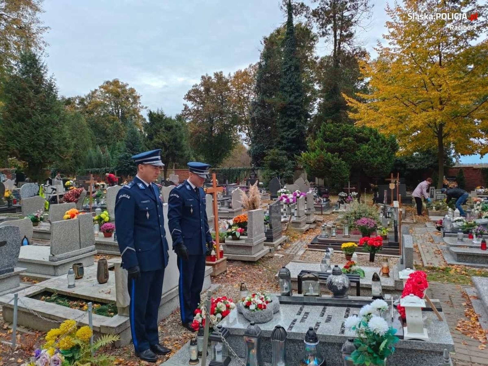 Zdjęcie w galerii na portalu naszraciborz.pl: Komendanci oddali hołd poległym policjantom wiadomości z regionu
