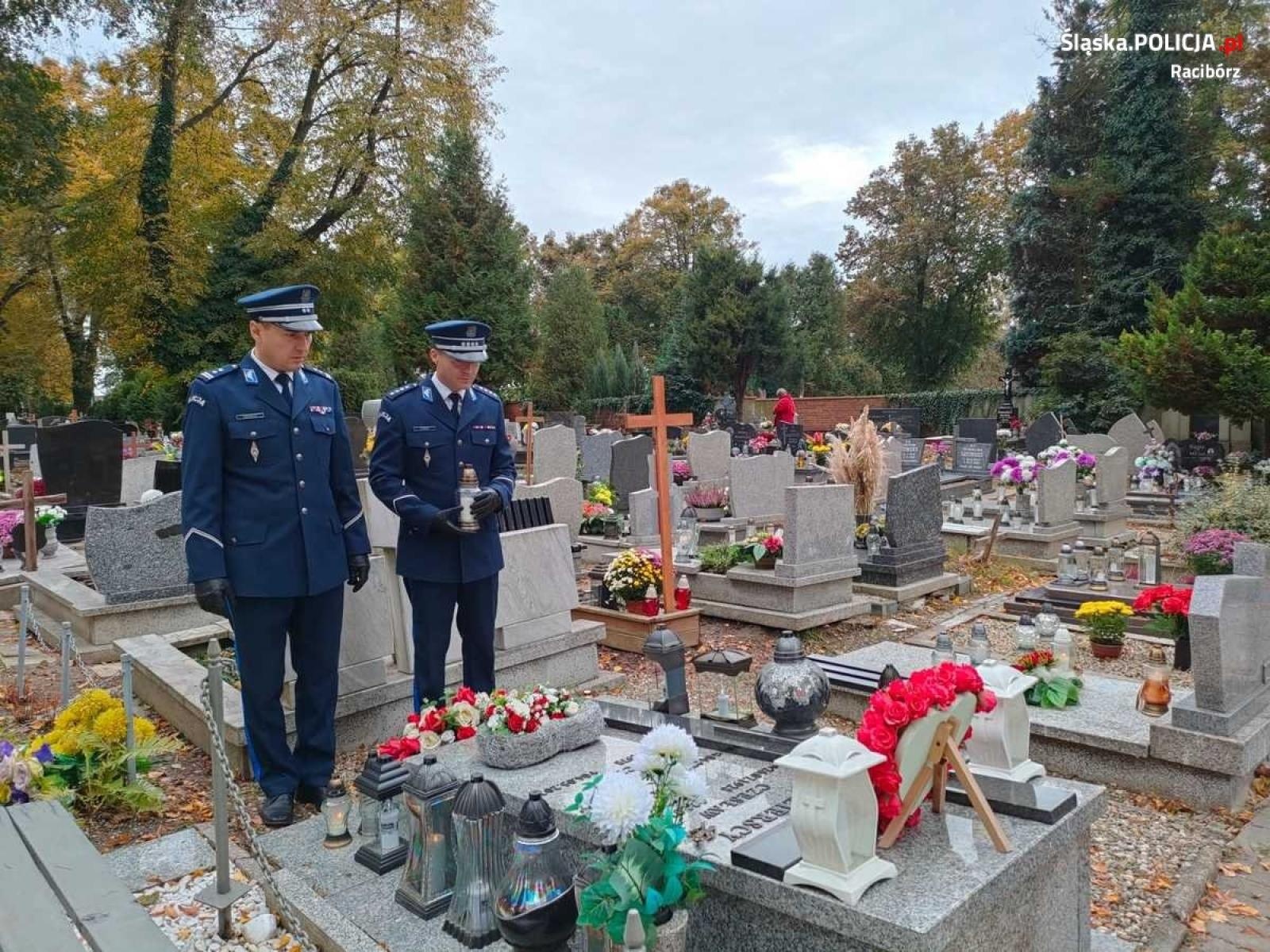 Zdjęcie w galerii na portalu naszraciborz.pl: Komendanci oddali hołd poległym policjantom wiadomości z regionu