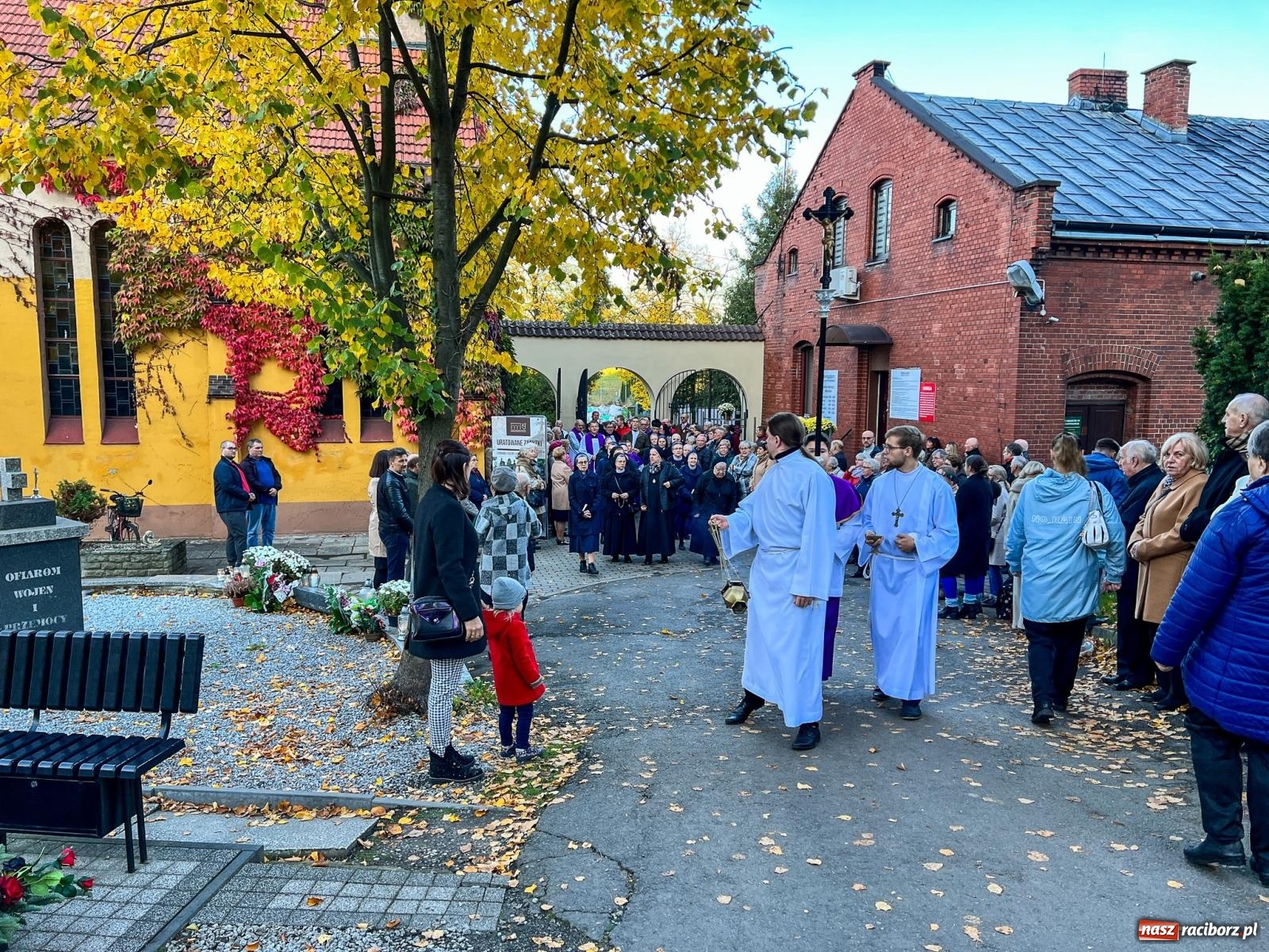 Zdjęcie w galerii na portalu naszraciborz.pl: Nieszpory i procesja na cmentarzu Jeruzalem [FOTO i WIDEO] wiadomości z regionu