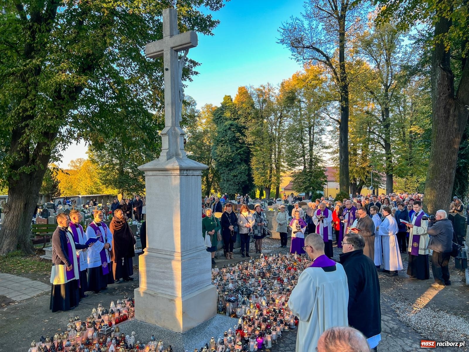 Zdjęcie w galerii na portalu naszraciborz.pl: Nieszpory i procesja na cmentarzu Jeruzalem [FOTO i WIDEO] wiadomości z regionu