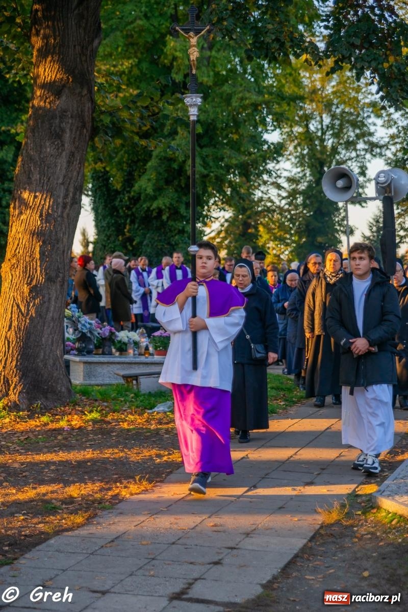 Zdjęcie w galerii na portalu naszraciborz.pl: Nieszpory i procesja na cmentarzu Jeruzalem [FOTO i WIDEO] wiadomości z regionu