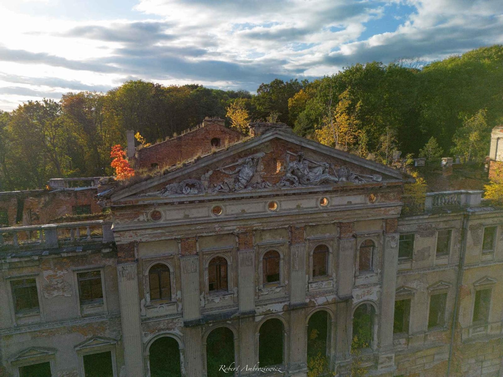 Zdjęcie w galerii na portalu naszraciborz.pl: Pałac w Sławikowie zamknięty po zawaleniu się XIX-wiecznej oranżerii wiadomości z regionu