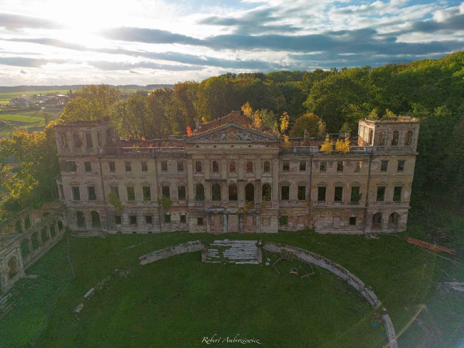 Zdjęcie w galerii na portalu naszraciborz.pl: Pałac w Sławikowie zamknięty po zawaleniu się XIX-wiecznej oranżerii wiadomości z regionu