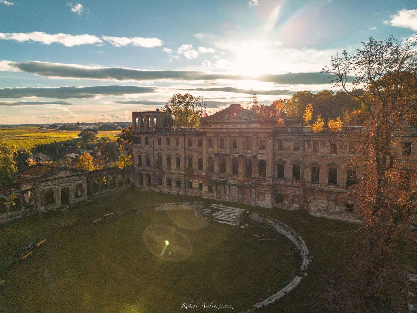 Zdjęcie w galerii na portalu naszraciborz.pl: Pałac w Sławikowie zamknięty po zawaleniu się XIX-wiecznej oranżerii wiadomości z regionu
