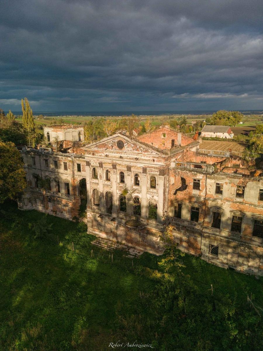 Zdjęcie w galerii na portalu naszraciborz.pl: Pałac w Sławikowie zamknięty po zawaleniu się XIX-wiecznej oranżerii wiadomości z regionu