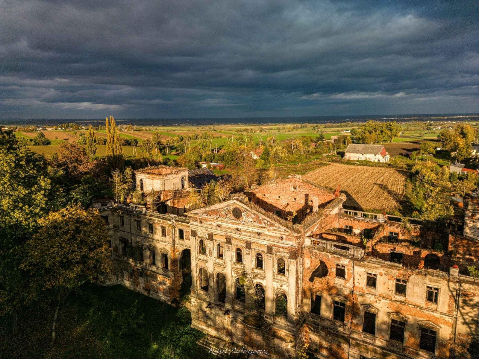 Zdjęcie w galerii na portalu naszraciborz.pl: Pałac w Sławikowie zamknięty po zawaleniu się XIX-wiecznej oranżerii wiadomości z regionu