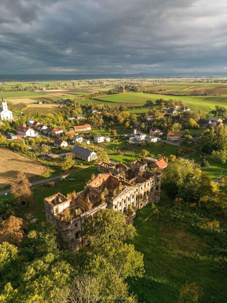 Zdjęcie w galerii na portalu naszraciborz.pl: Pałac w Sławikowie zamknięty po zawaleniu się XIX-wiecznej oranżerii wiadomości z regionu