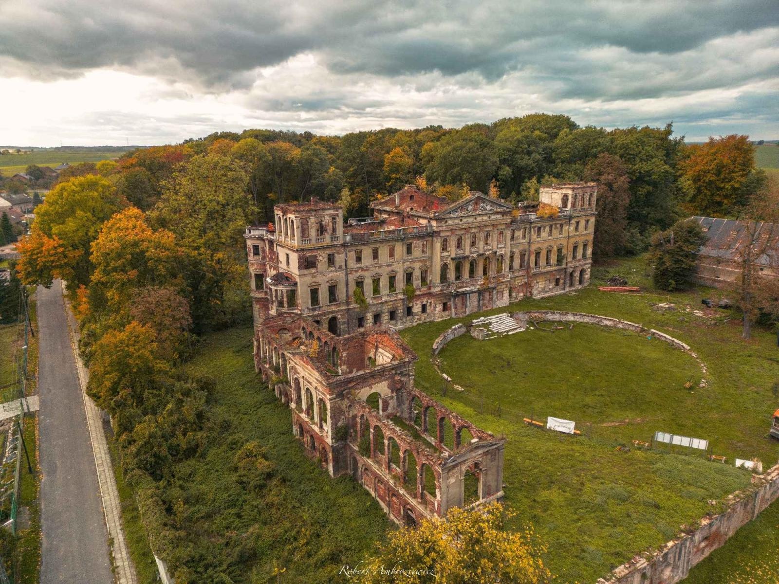 Zdjęcie w galerii na portalu naszraciborz.pl: Pałac w Sławikowie zamknięty po zawaleniu się XIX-wiecznej oranżerii wiadomości z regionu