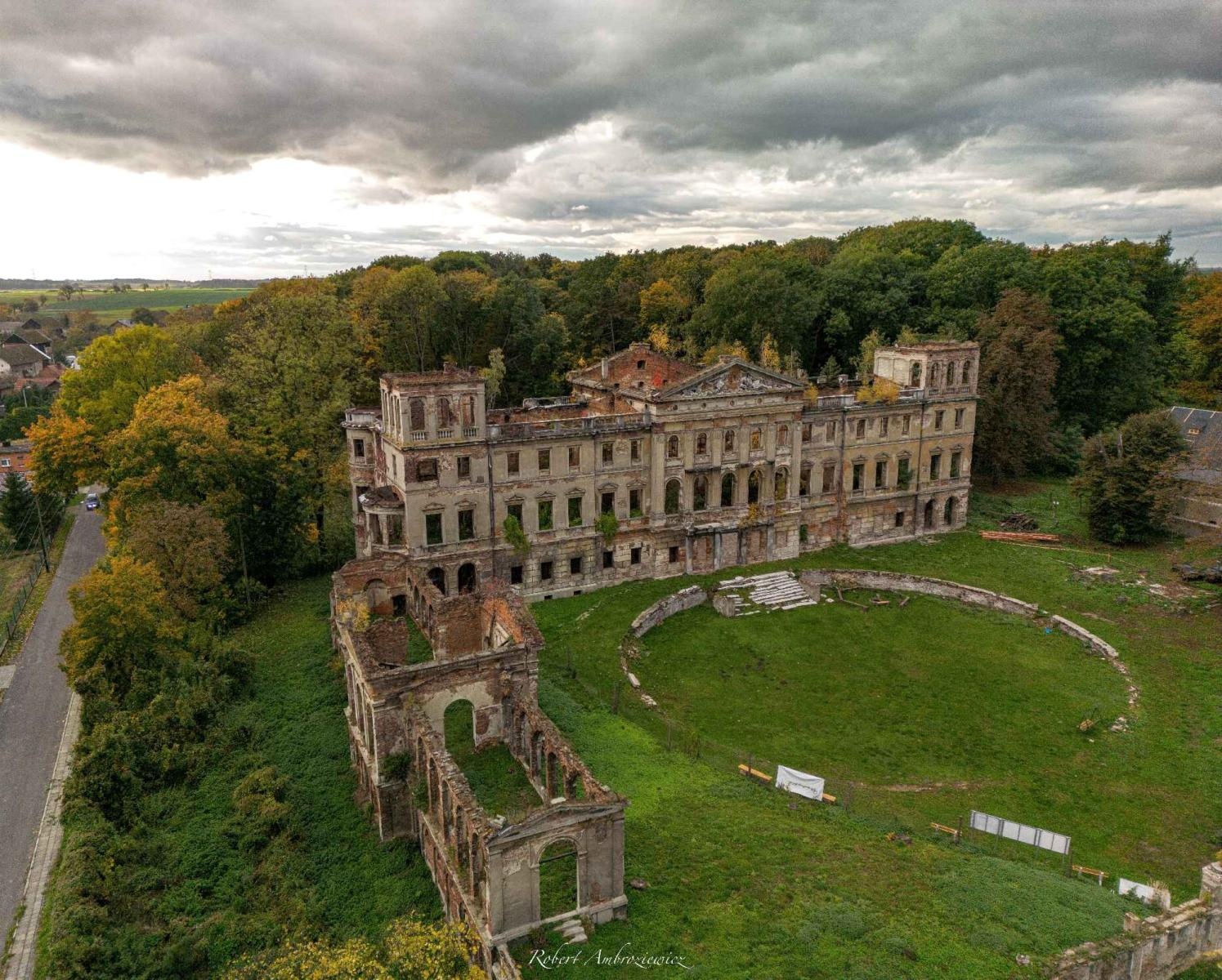 Zdjęcie w galerii na portalu naszraciborz.pl: Pałac w Sławikowie zamknięty po zawaleniu się XIX-wiecznej oranżerii wiadomości z regionu