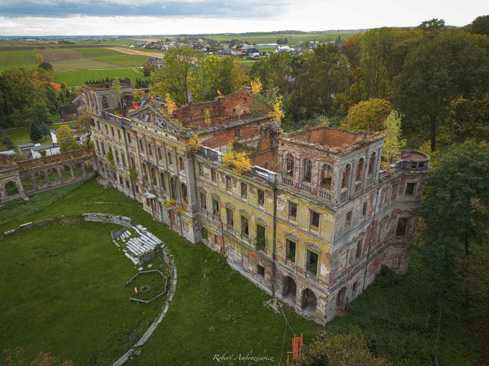 Zdjęcie w galerii na portalu naszraciborz.pl: Pałac w Sławikowie zamknięty po zawaleniu się XIX-wiecznej oranżerii wiadomości z regionu