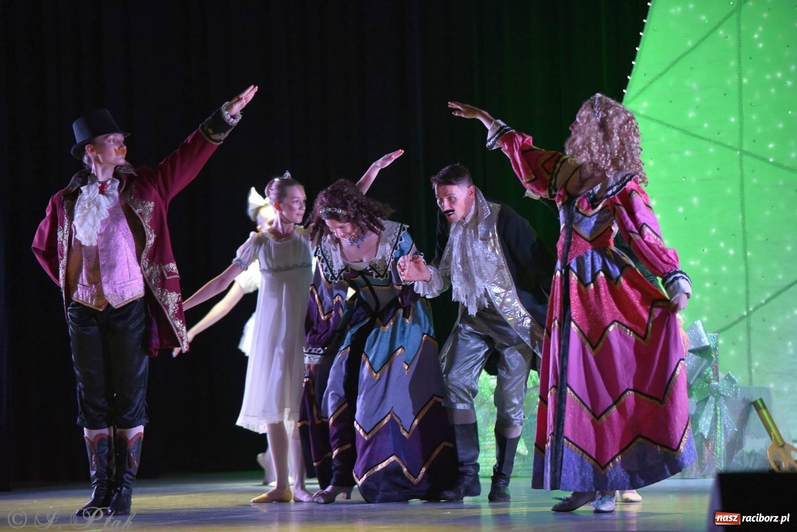 Zdjęcie w galerii na portalu naszraciborz.pl: Dziadek do orzechów - familijny spektakl na deskach RCK [FOTO i WIDEO] wiadomości z regionu