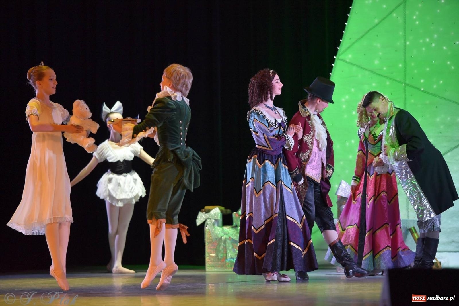 Zdjęcie w galerii na portalu naszraciborz.pl: Dziadek do orzechów - familijny spektakl na deskach RCK [FOTO i WIDEO] wiadomości z regionu