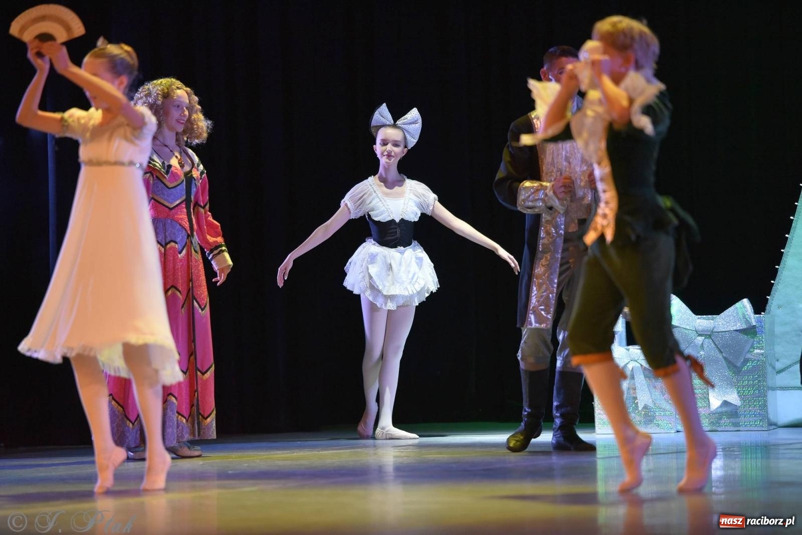 Zdjęcie w galerii na portalu naszraciborz.pl: Dziadek do orzechów - familijny spektakl na deskach RCK [FOTO i WIDEO] wiadomości z regionu