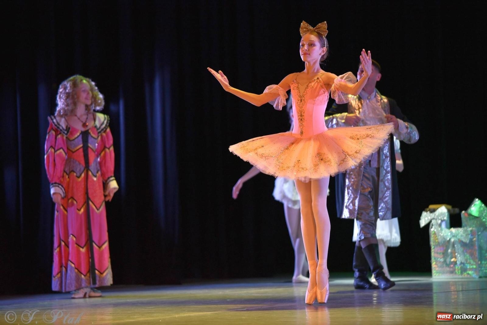 Zdjęcie w galerii na portalu naszraciborz.pl: Dziadek do orzechów - familijny spektakl na deskach RCK [FOTO i WIDEO] wiadomości z regionu