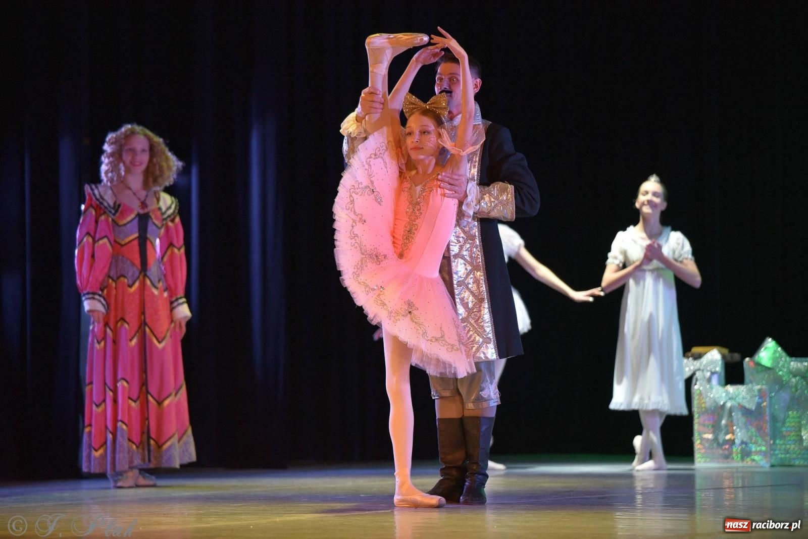 Zdjęcie w galerii na portalu naszraciborz.pl: Dziadek do orzechów - familijny spektakl na deskach RCK [FOTO i WIDEO] wiadomości z regionu