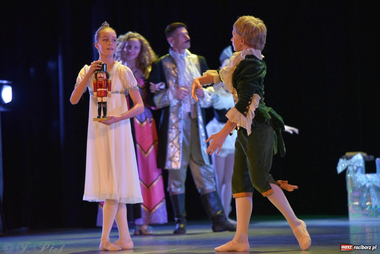 Zdjęcie w galerii na portalu naszraciborz.pl: Dziadek do orzechów - familijny spektakl na deskach RCK [FOTO i WIDEO] wiadomości z regionu